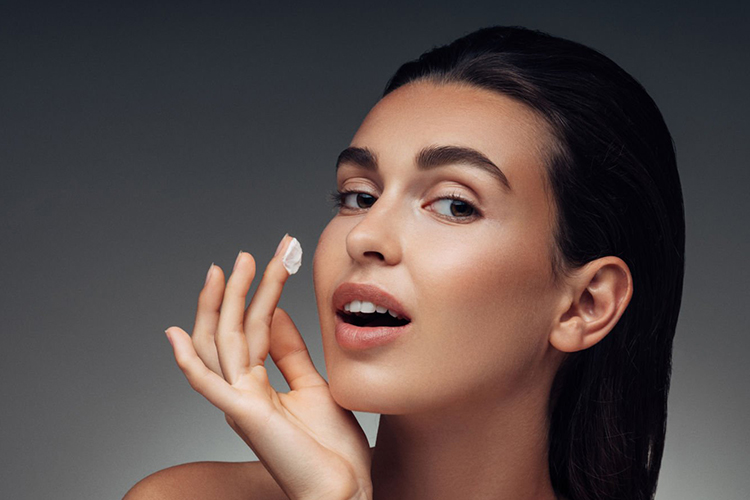 کرم‌های ترمیم‌کننده به‌عنوان بخشی از روتین روزانه در مراقبت از پوست تأثیرگذار هستند.